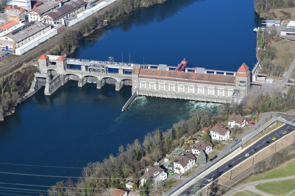 Laufenburg von oben - Flusswasserkraftwerk der Energiedienst Holding AG am Hochrhein in Laufenburg im Bundesland Baden-Württemberg, Deutschland