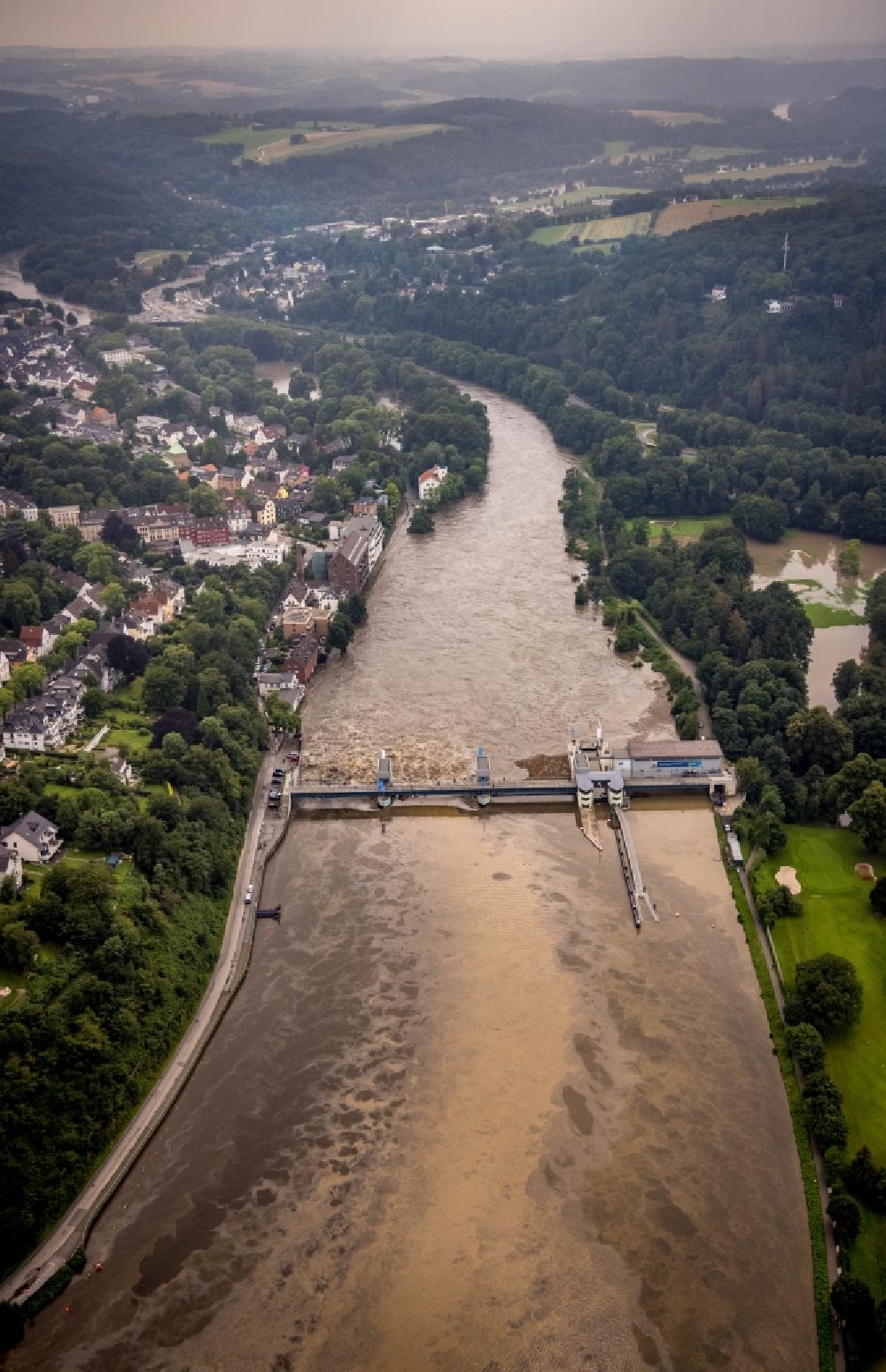 Luftaufnahme Essen - Flut an der Staustufe am Ufer des Flußverlauf der Baldeneysee Stauwehr im Ortsteil Werden in Essen im Bundesland Nordrhein-Westfalen, Deutschland