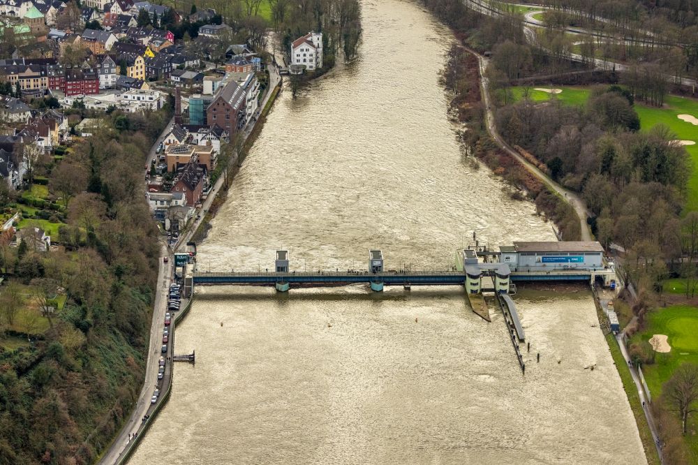 Essen von oben - Flut an der Staustufe am Ufer des Flußverlauf der Baldeneysee Stauwehr im Ortsteil Werden in Essen im Bundesland Nordrhein-Westfalen, Deutschland