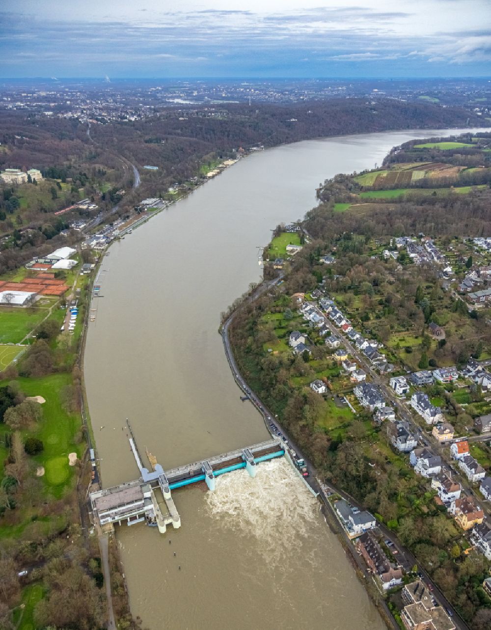 Luftbild Essen - Flut an der Staustufe am Ufer des Flußverlauf der Baldeneysee Stauwehr im Ortsteil Werden in Essen im Bundesland Nordrhein-Westfalen, Deutschland