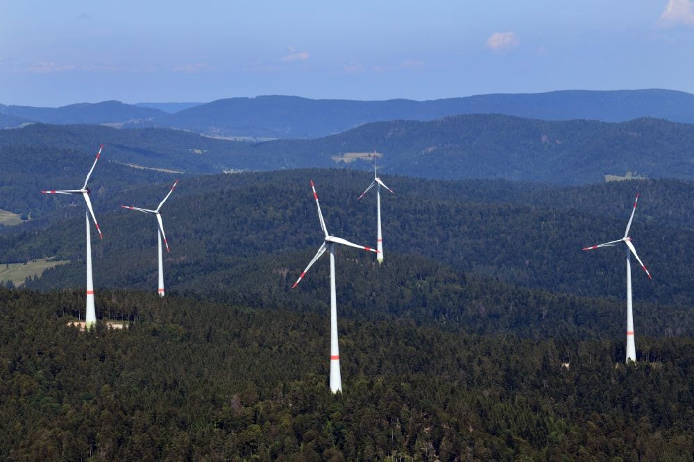 Luftaufnahme Schopfheim - Fünf Windräder vom Windpark Rohrenkopf im Südschwarzwald im Schopfheimer Ortsteil Gersbach im Bundesland Baden-Württemberg