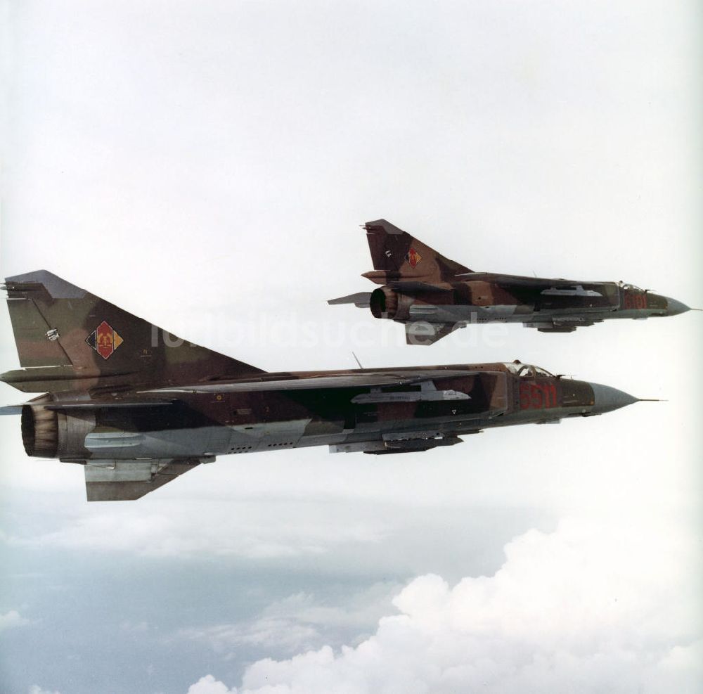 Peenemünde aus der Vogelperspektive: Formationsflug eines Paars Jagdflugzeuge vom Typ Mig 23 der DDR- Luftstreitkräfte - Luftverteidigung