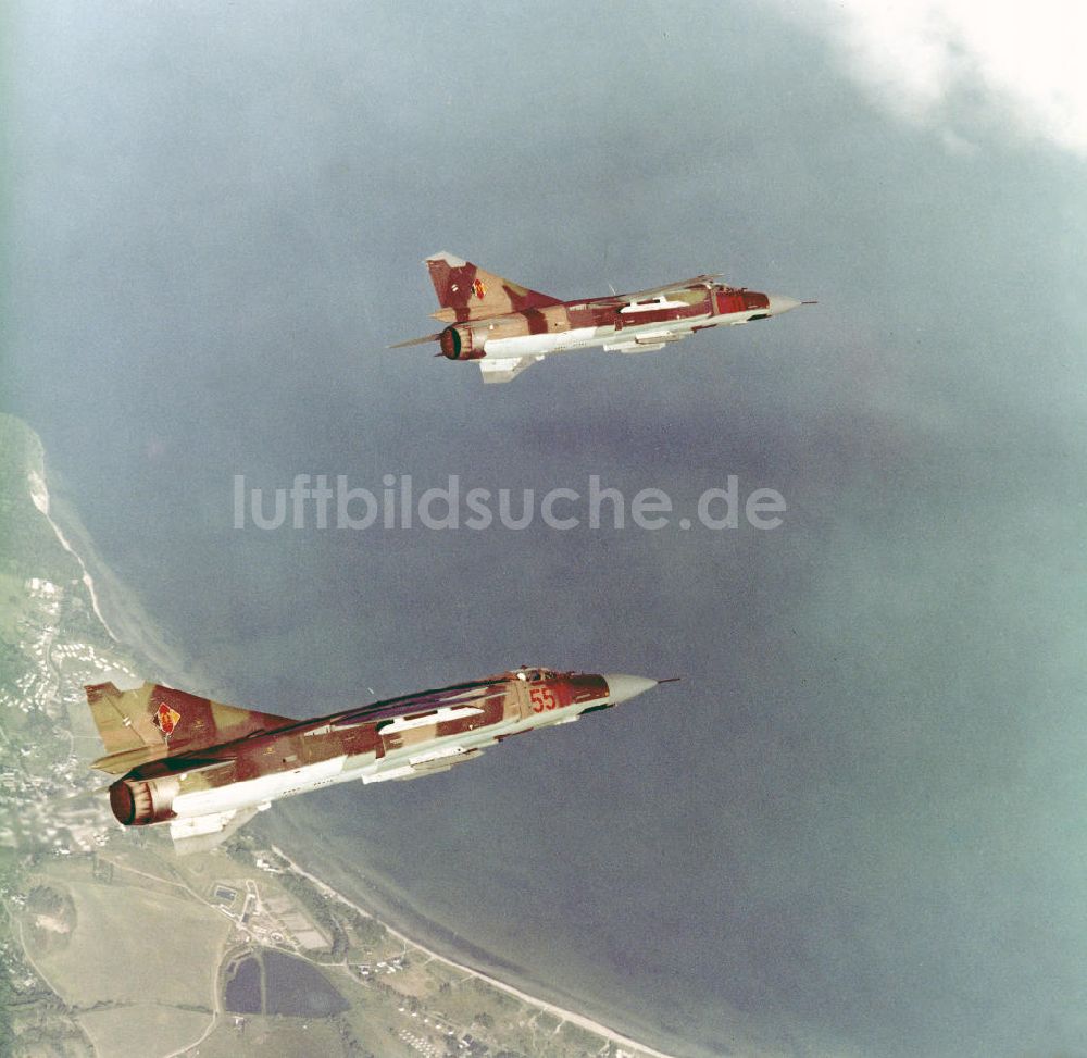 Luftbild Peenemünde - Formationsflug eines Paars Jagdflugzeuge vom Typ Mig 23 der DDR- Luftstreitkräfte - Luftverteidigung