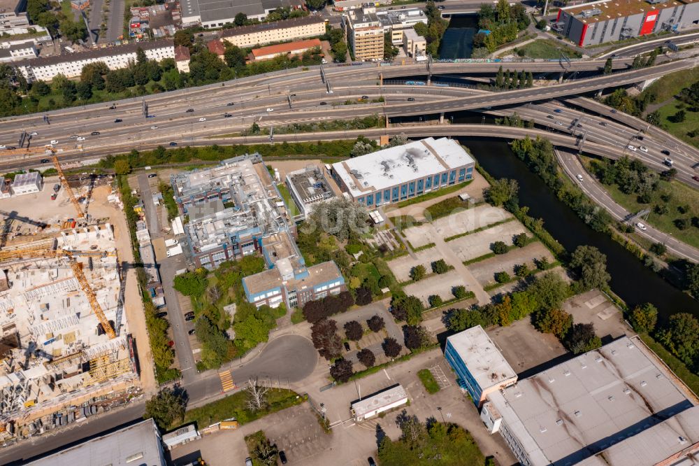 Luftbild Berlin - Forschungs- Gebäude und Bürokomplex der BIOTRONIK SE & Co. KG in Berlin, Deutschland