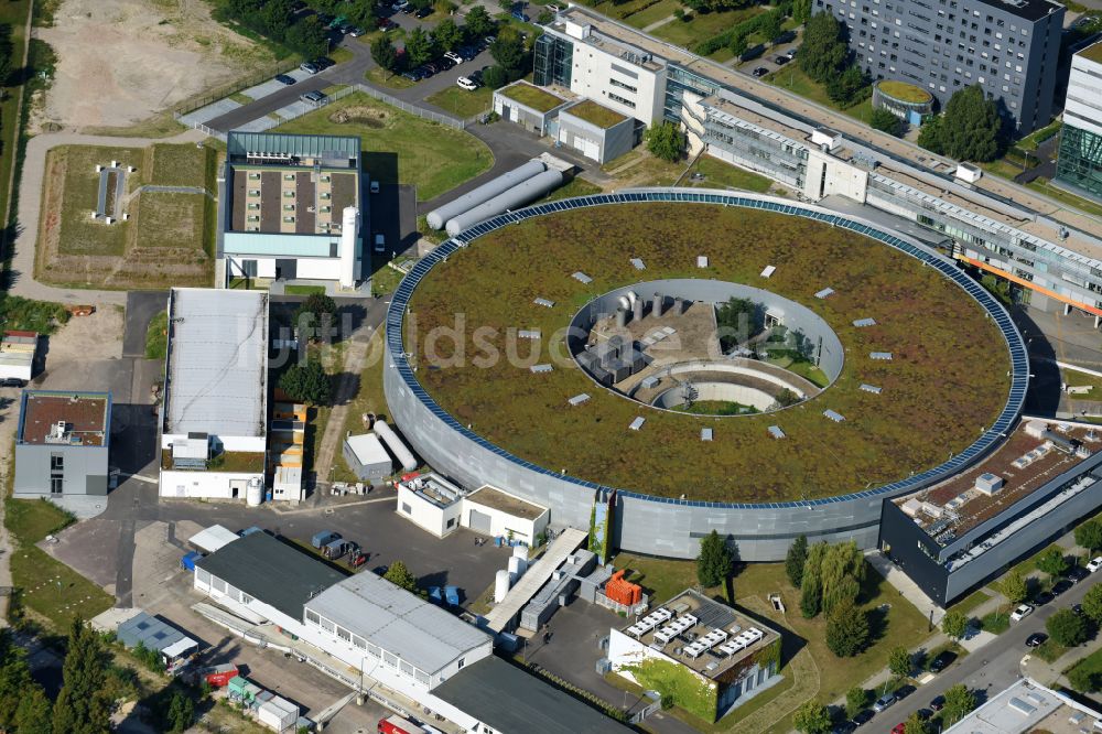 Berlin von oben - Forschungs- Gebäude und Bürokomplex Elektronen- Speicherring BESSY - Synchrotronstrahlungsquelle im Ortsteil Adlershof in Berlin, Deutschland