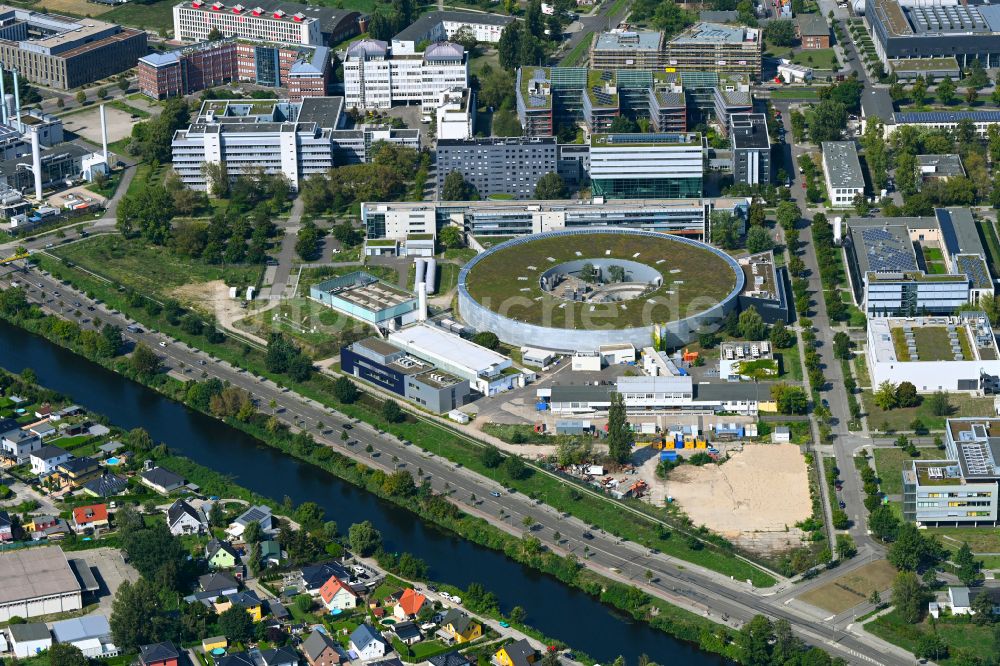 Luftbild Berlin - Forschungs- Gebäude und Bürokomplex Elektronen- Speicherring BESSY - Synchrotronstrahlungsquelle im Ortsteil Adlershof in Berlin, Deutschland