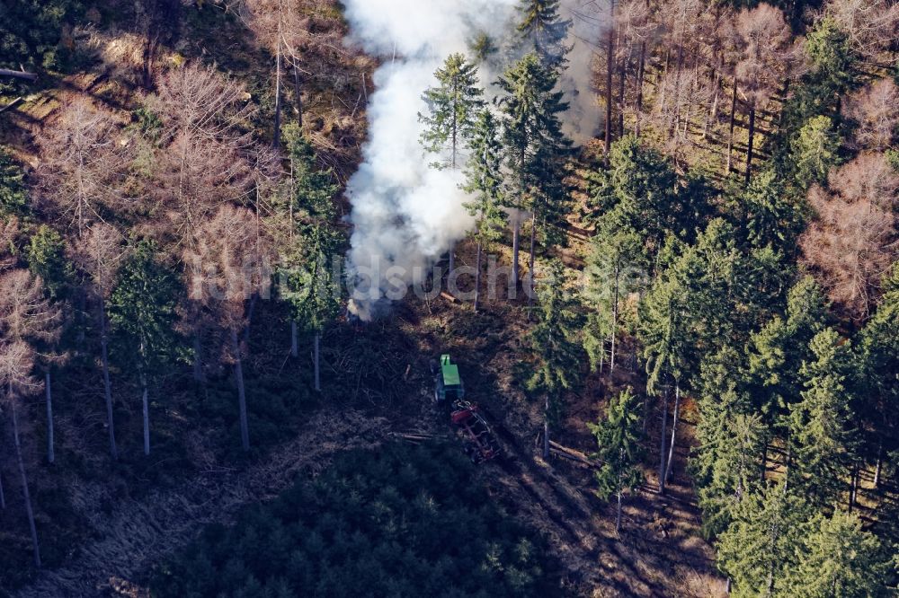 Berg von oben - Forstarbeiten mit Feuer und Rauchschwaden im Baumbestand eines Waldgebietes und Forstgeländes bei Icking im Bundesland Bayern