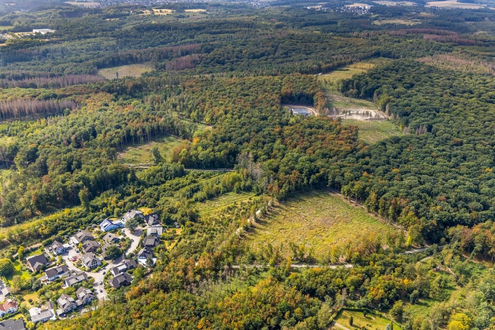 Luftaufnahme Menden (Sauerland) - Forstgebiete in einem Waldgebiet entlang der Leitmecke in Menden (Sauerland) im Bundesland Nordrhein-Westfalen, Deutschland