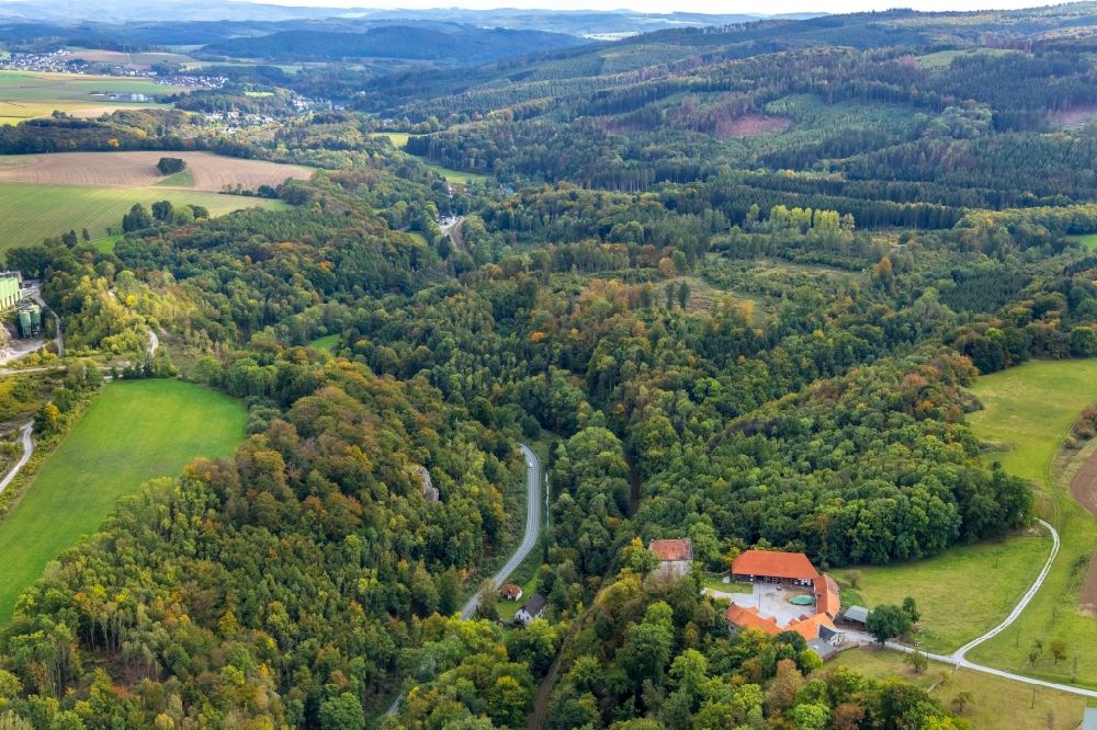 Luftaufnahme Balve - Forstgebiete in einem Waldgebiet am Hönnetal im Ortsteil Oberrödinghausen in Balve im Bundesland Nordrhein-Westfalen, Deutschland