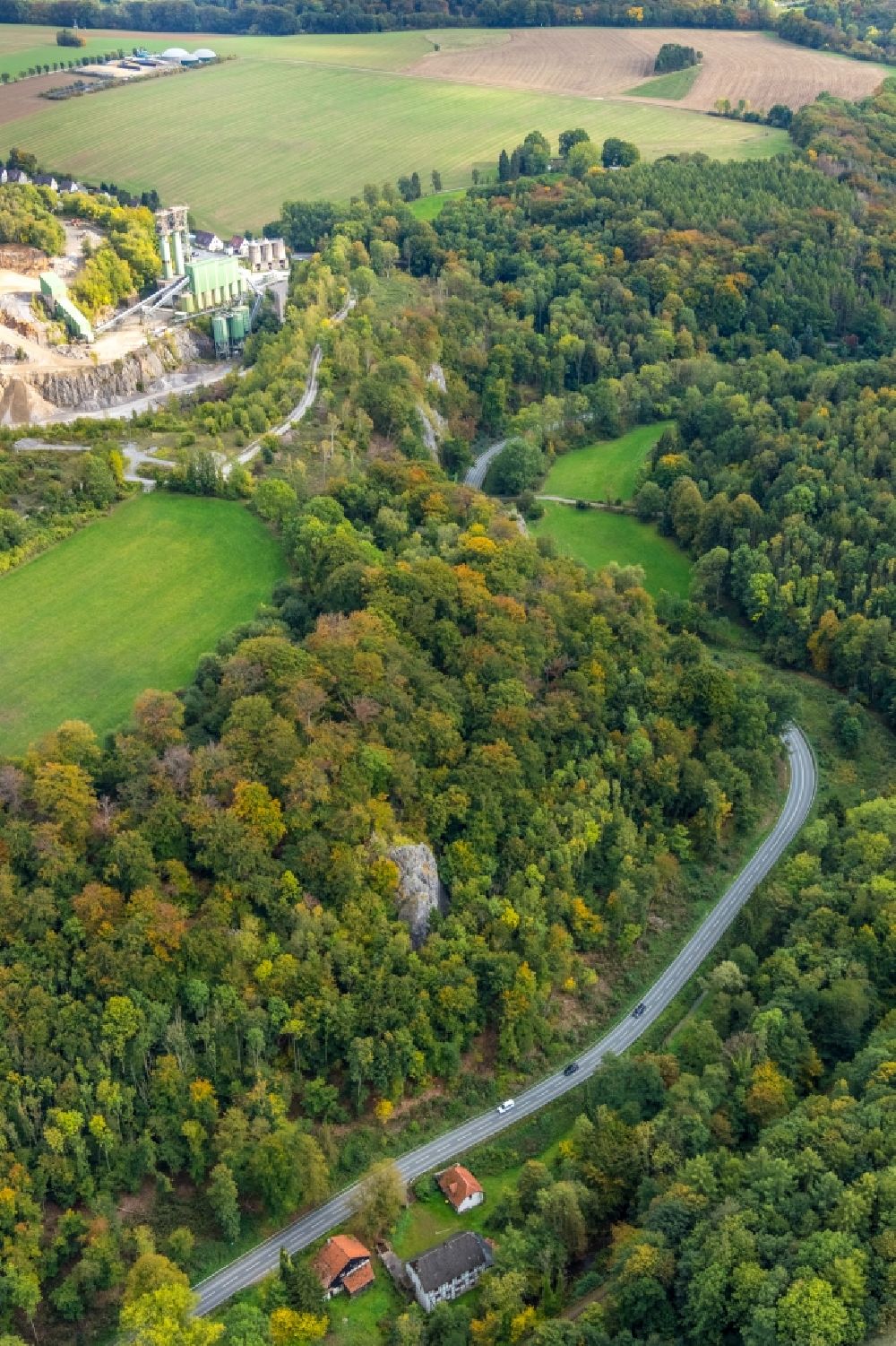 Balve aus der Vogelperspektive: Forstgebiete in einem Waldgebiet am Hönnetal im Ortsteil Oberrödinghausen in Balve im Bundesland Nordrhein-Westfalen, Deutschland