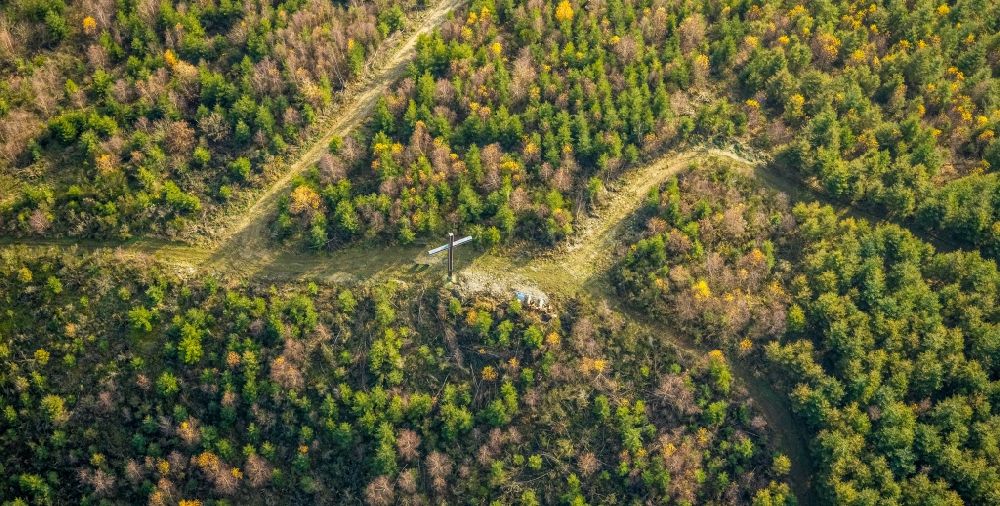 Luftbild Bremke - Forstgebiete in einem Waldgebiet auf dem Lumberg mit Gipfelkreuz in Bremke im Bundesland Nordrhein-Westfalen, Deutschland