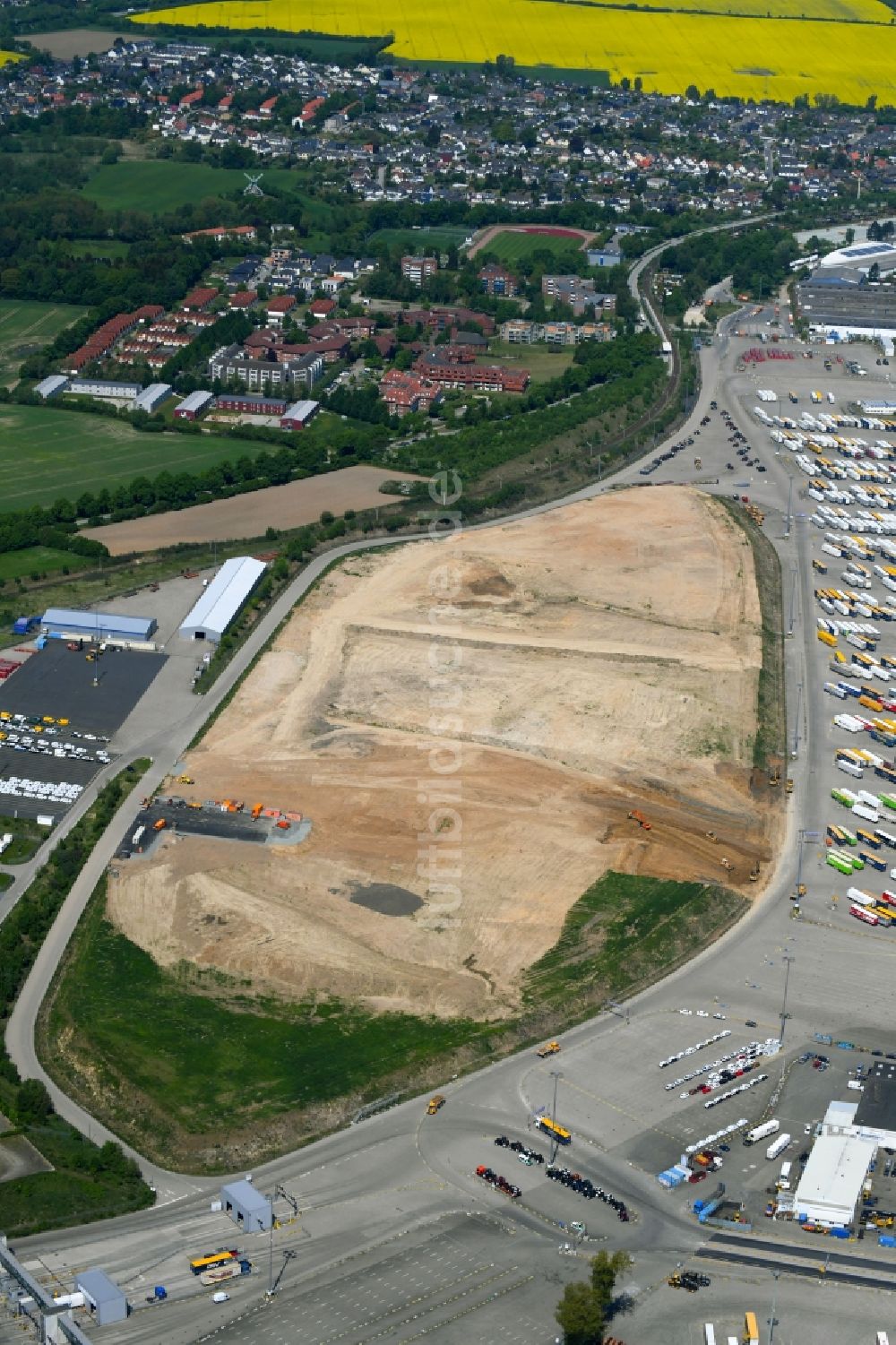 Travemünde von oben - Forstprodukteterminal - Neubau- Baustelle am Skandinavienkai in Travemünde im Bundesland Schleswig-Holstein, Deutschland