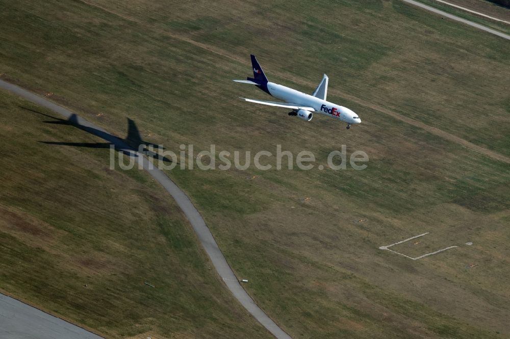 München-Flughafen von oben - Frachtflugzeug von FedEx Express beim Landeanflug auf dem Flughafen in München-Flughafen im Bundesland Bayern, Deutschland