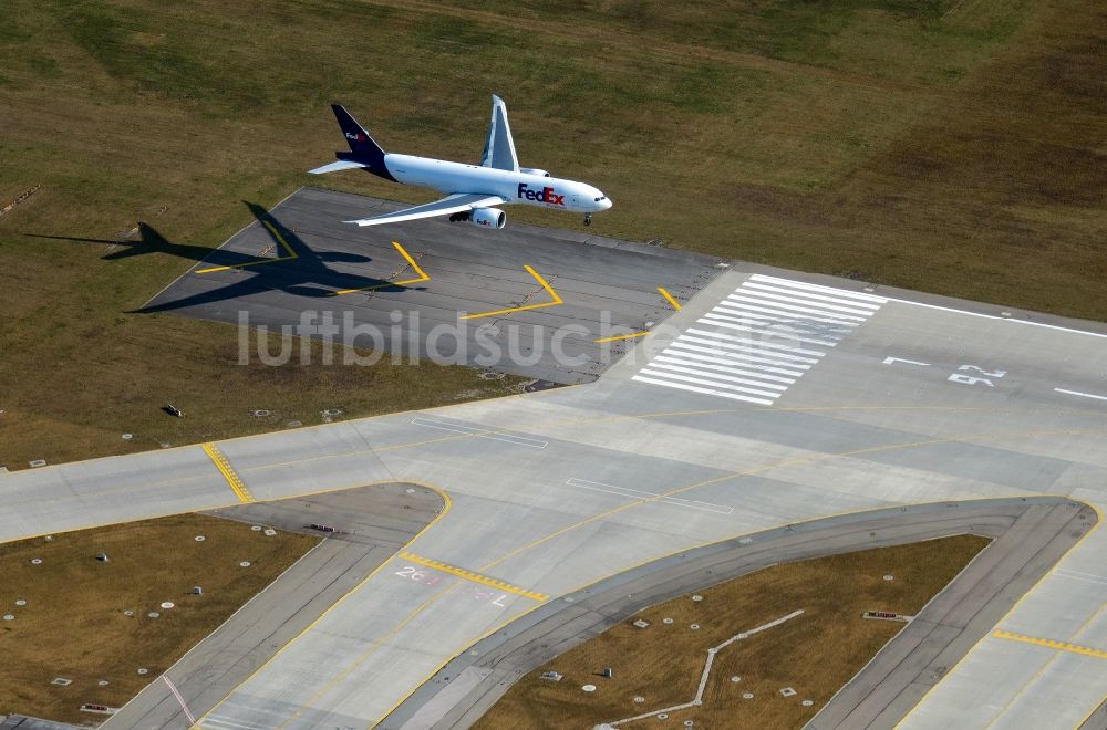 Luftbild München-Flughafen - Frachtflugzeug von FedEx Express beim Landeanflug auf dem Flughafen in München-Flughafen im Bundesland Bayern, Deutschland