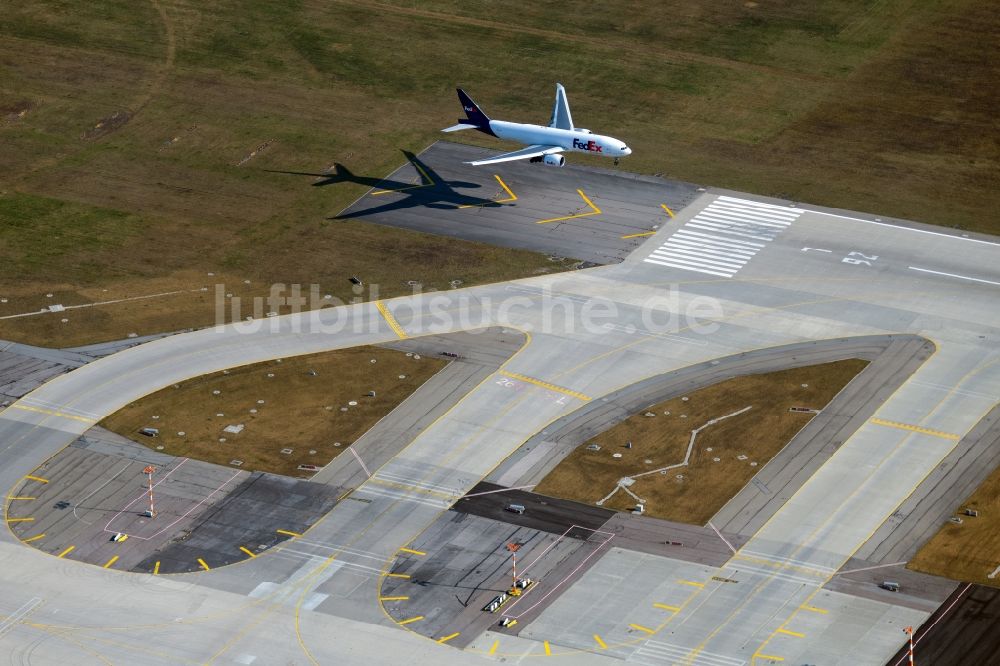 Luftaufnahme München-Flughafen - Frachtflugzeug von FedEx Express beim Landeanflug auf dem Flughafen in München-Flughafen im Bundesland Bayern, Deutschland