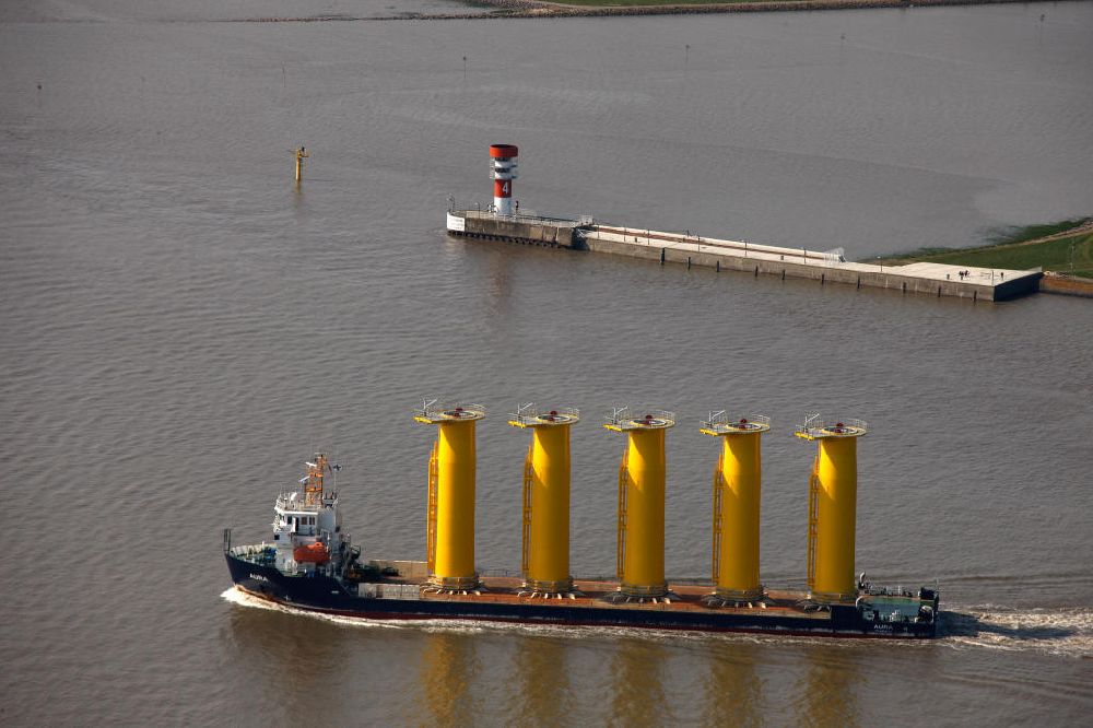 Rendsburg von oben - Frachtschiff Aura mit Unterwasser- Stützen für das Projekt Barrow Offshore Wind in der Irischen See
