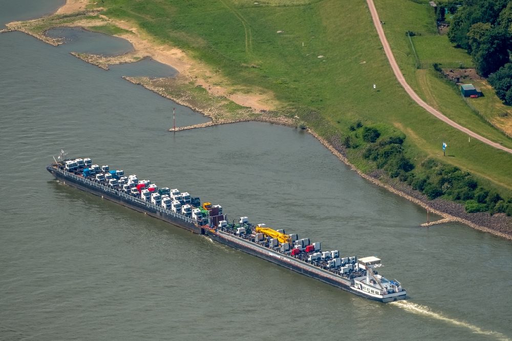 Duisburg von oben - Frachtschiff auf dem Flußverlauf des Rhein in Duisburg im Bundesland Nordrhein-Westfalen, Deutschland