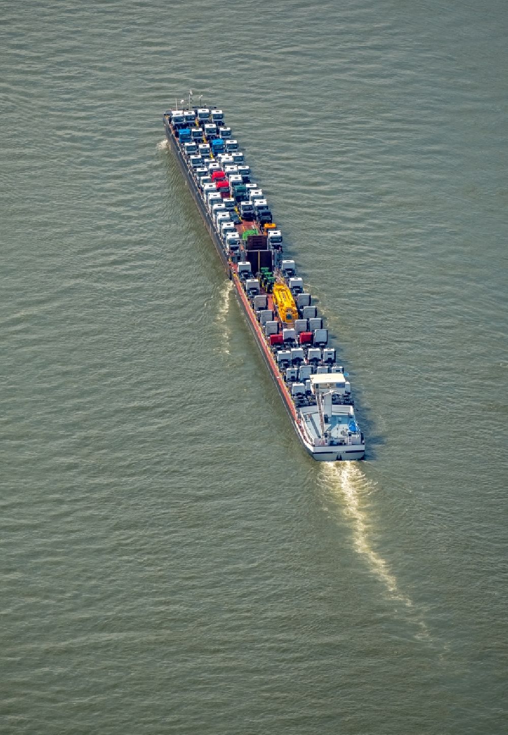 Luftbild Duisburg - Frachtschiff auf dem Flußverlauf des Rhein in Duisburg im Bundesland Nordrhein-Westfalen, Deutschland