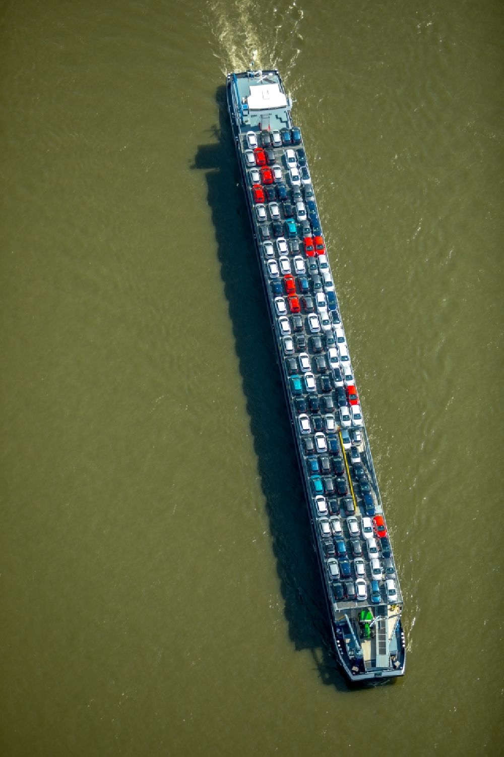 Luftaufnahme Duisburg - Frachtschiff auf dem Flußverlauf des Rhein in Duisburg im Bundesland Nordrhein-Westfalen, Deutschland