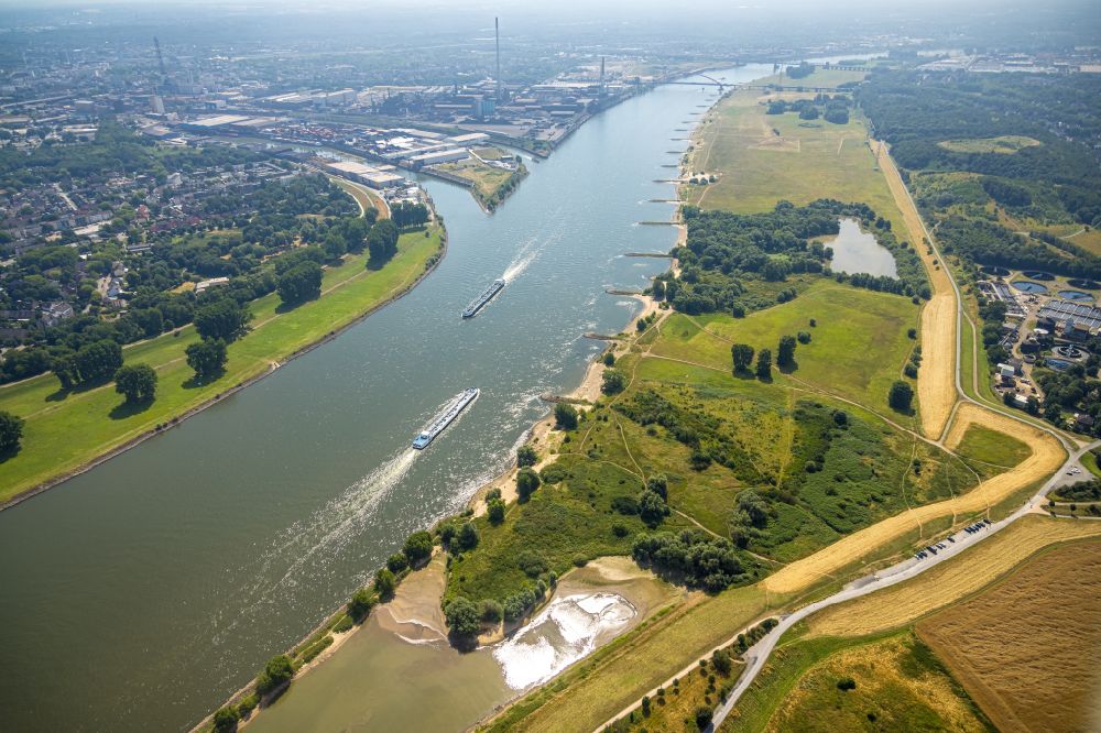 Duisburg aus der Vogelperspektive: Frachtschiff auf dem Flußverlauf des Rhein in Duisburg im Bundesland Nordrhein-Westfalen, Deutschland
