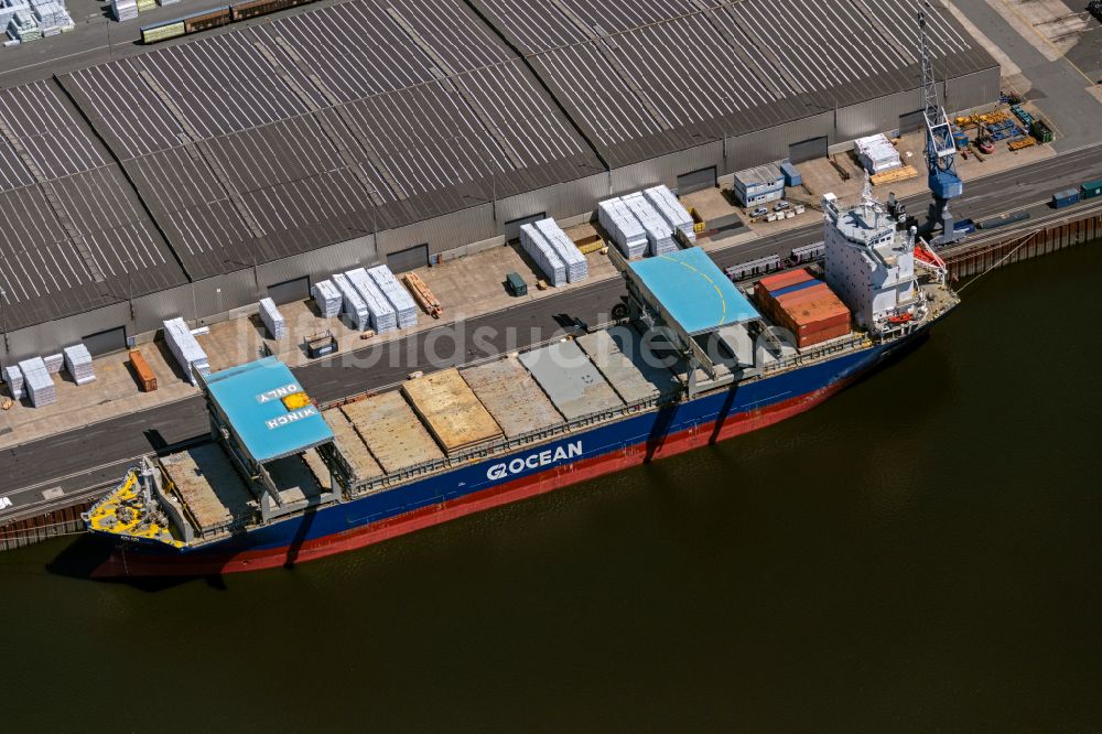 Bremen von oben - Frachtschiff G2 Ocean liegend im Hafen am Neustädter Hafenkai in Bremen, Deutschland