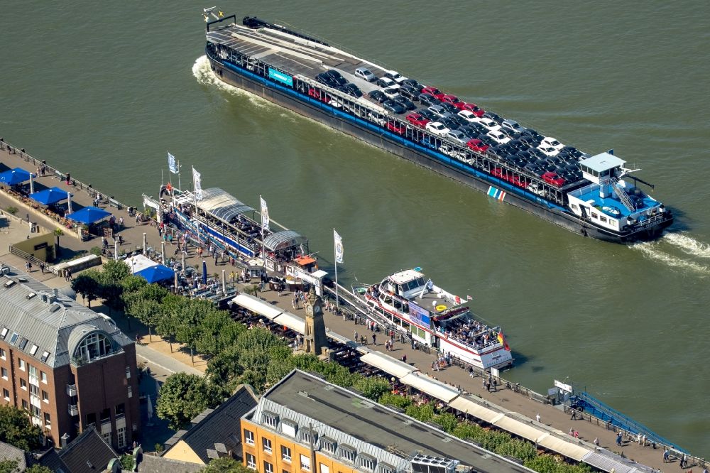 Luftbild Düsseldorf - Frachtschiff auf dem Rhein in Düsseldorf im Bundesland Nordrhein-Westfalen