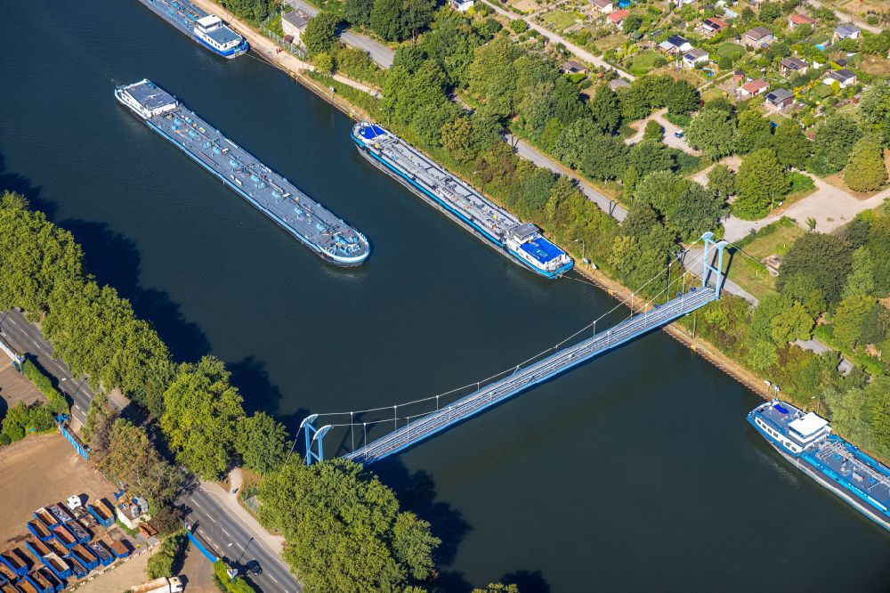 Gelsenkirchen von oben - Frachtschiff auf dem Rhein-Herne-Kanal in Gelsenkirchen im Bundesland Nordrhein-Westfalen, Deutschland