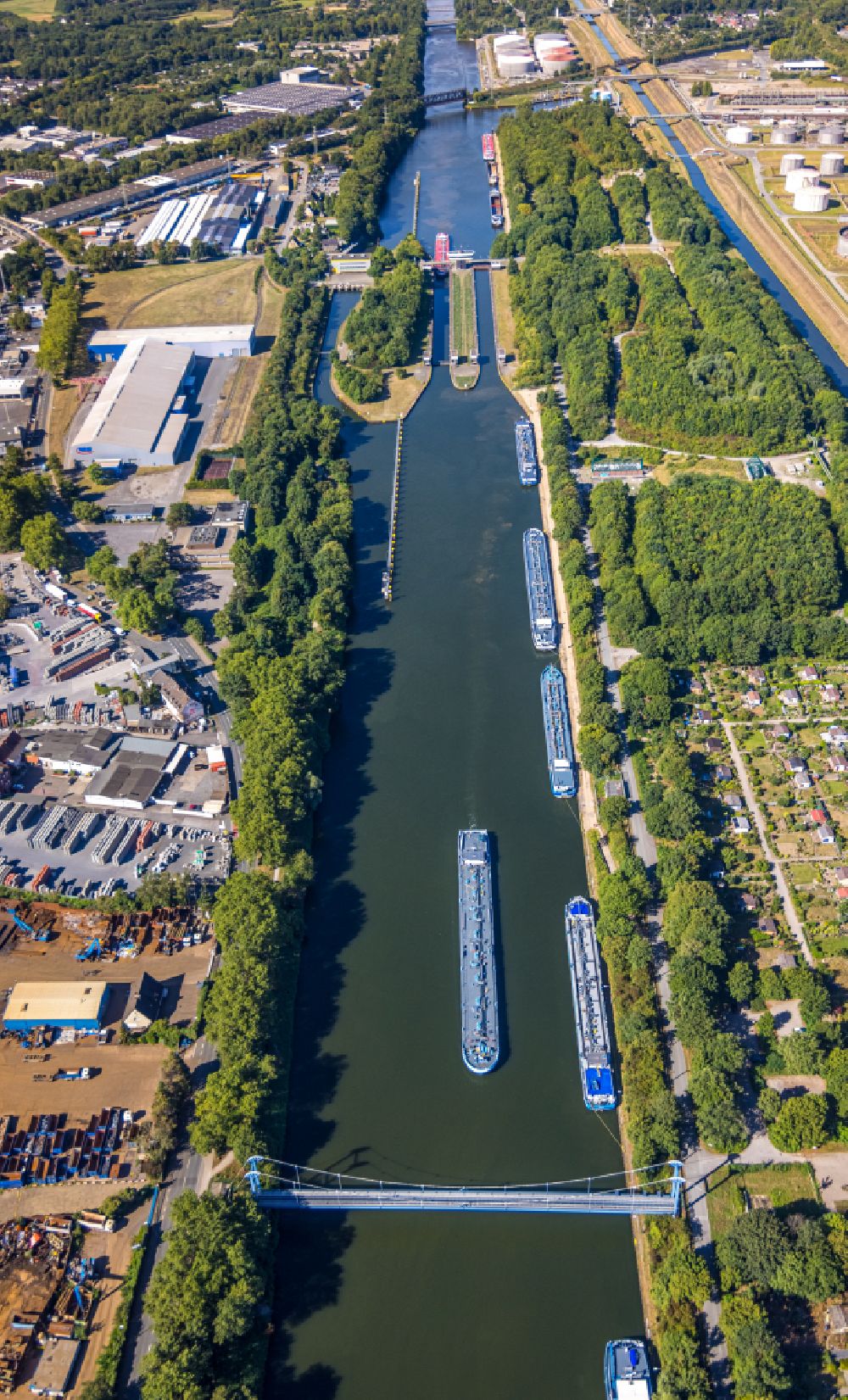 Gelsenkirchen aus der Vogelperspektive: Frachtschiff auf dem Rhein-Herne-Kanal in Gelsenkirchen im Bundesland Nordrhein-Westfalen, Deutschland