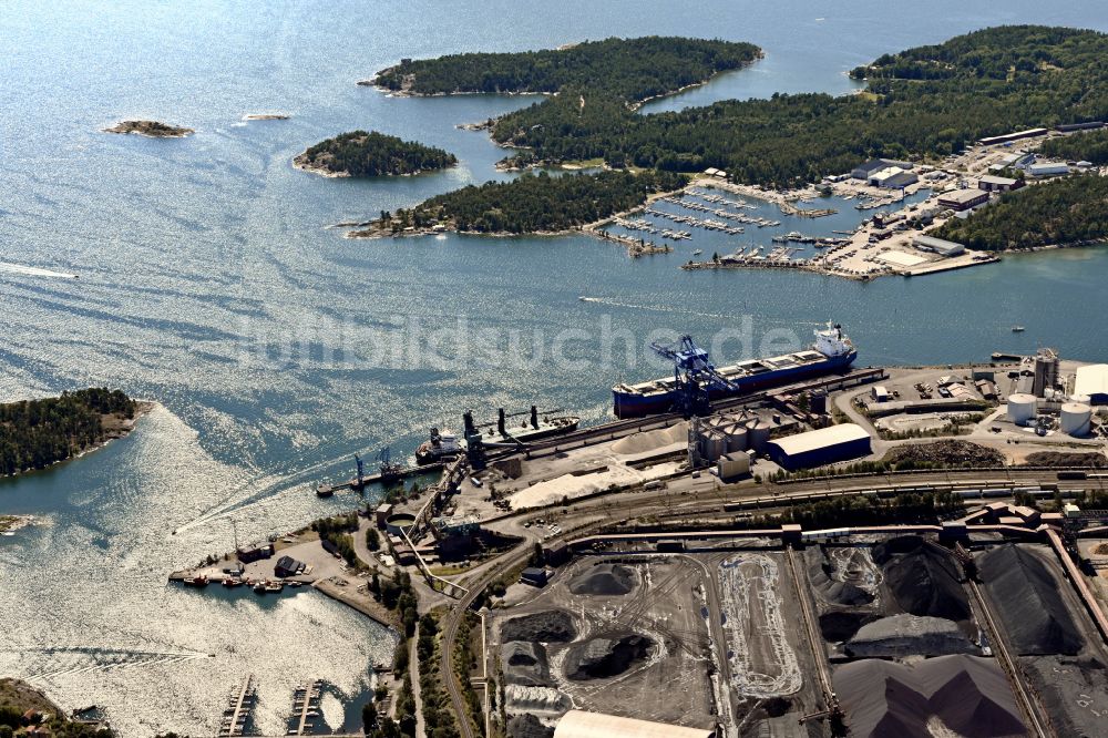 Oxelösund von oben - Frachtschiff- und Schüttgutfrachter ankernd im Hafen in Oxelösund in Södermanlands län, Schweden