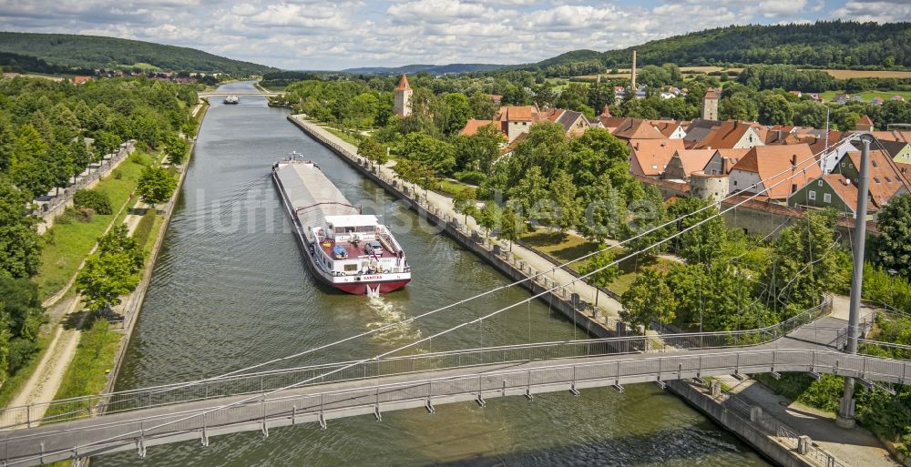 Luftbild Berching - Frachtschiff- und Schüttgutfrachter auf dem Flußverlauf des Main-Donau-Kanal in Berching im Bundesland Bayern, Deutschland
