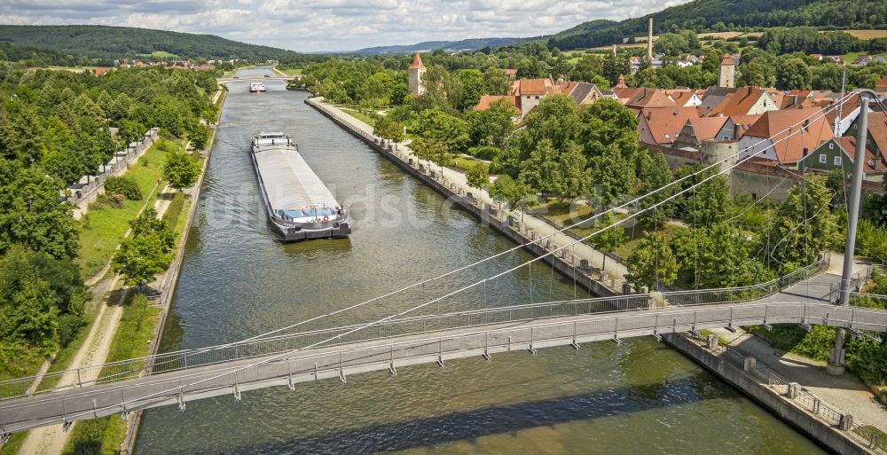 Berching von oben - Frachtschiff- und Schüttgutfrachter auf dem Flußverlauf des Main-Donau-Kanal in Berching im Bundesland Bayern, Deutschland