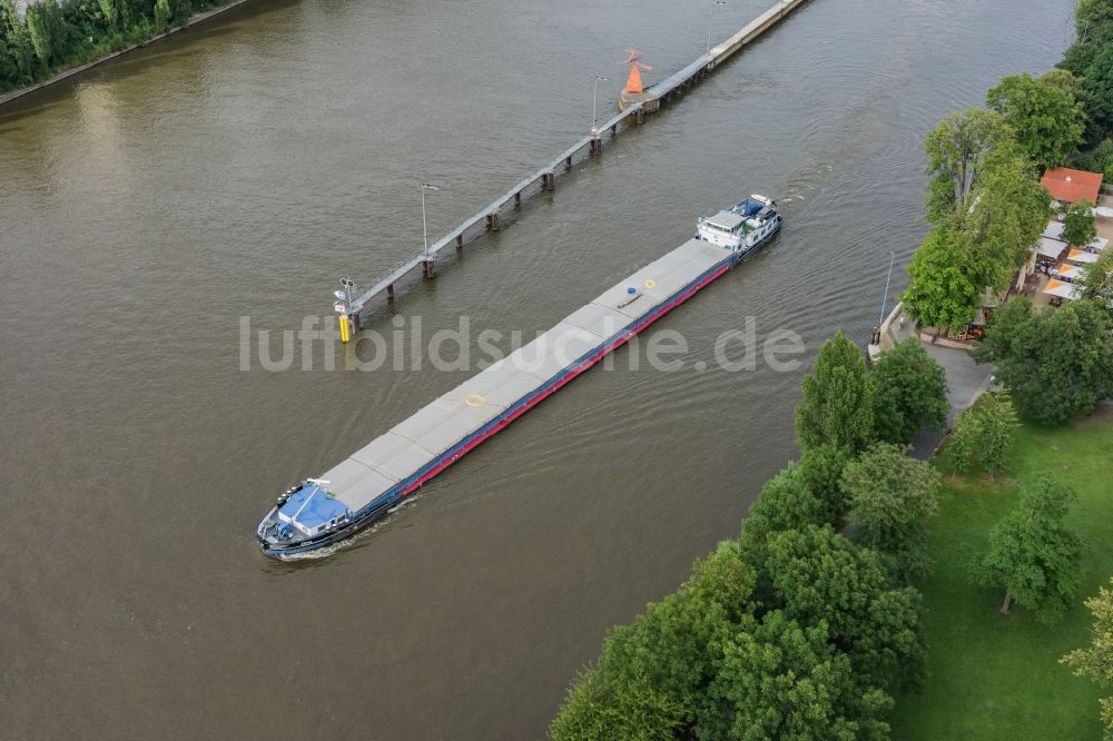 Luftbild Offenbach am Main - Frachtschiff- und Schüttgutfrachter auf dem Flußverlauf des Main in Offenbach am Main im Bundesland Hessen