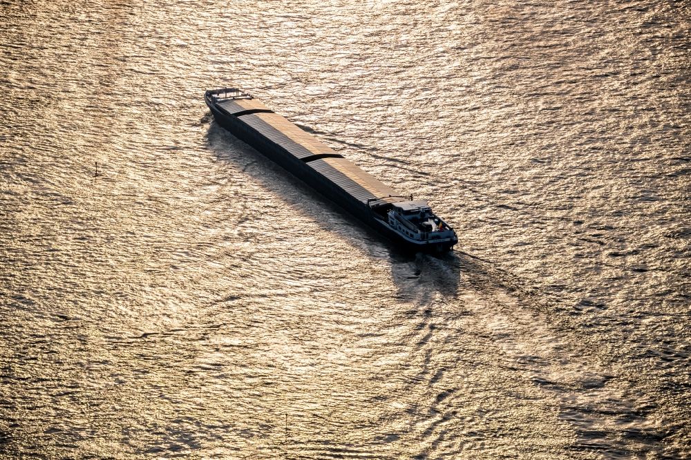 Luftbild Duisburg - Frachtschiff- und Schüttgutfrachter auf dem Flußverlauf des Rhein in Duisburg im Bundesland Nordrhein-Westfalen, Deutschland
