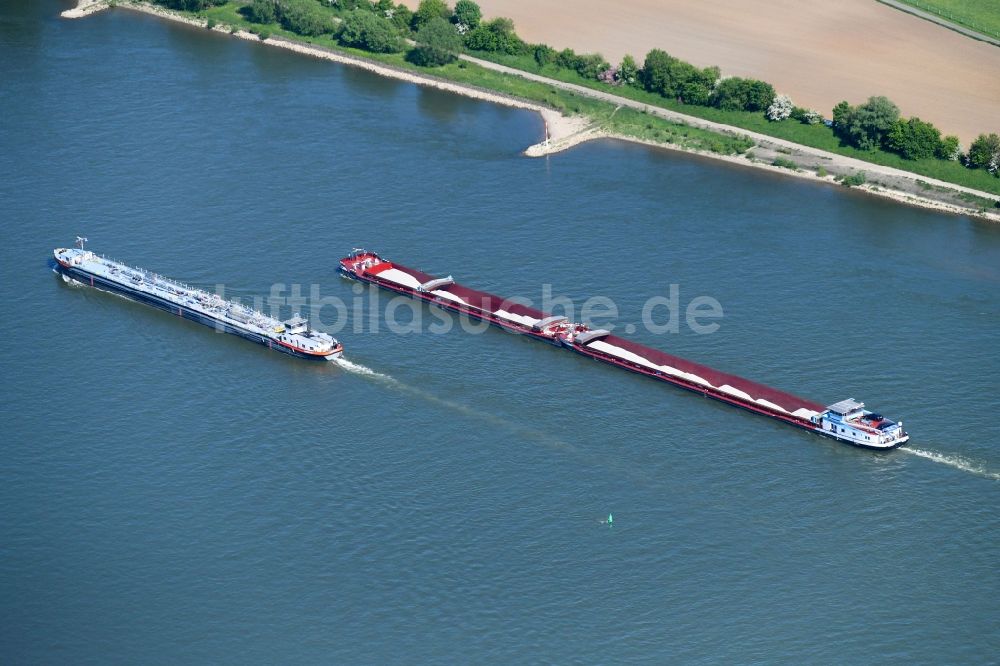 Luftbild Köln - Frachtschiff- und Schüttgutfrachter auf dem Flußverlauf des Rhein in Köln im Bundesland Nordrhein-Westfalen, Deutschland