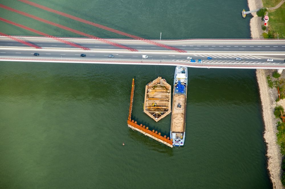 Wesel aus der Vogelperspektive: Frachtschiff- und Schüttgutfrachter auf dem Flußverlauf des Rhein in Wesel im Bundesland Nordrhein-Westfalen
