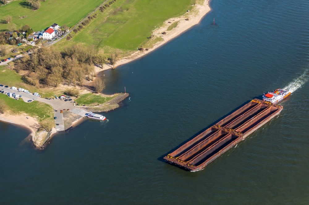 Luftbild Xanten - Frachtschiff- und Schüttgutfrachter auf dem Flußverlauf des Rhein in Xanten im Bundesland Nordrhein-Westfalen, Deutschland