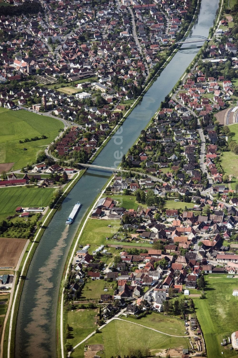 Luftbild Möhrendorf - Frachtschiff- und Schüttgutfrachter auf dem Flußverlauf der Seebach in Möhrendorf im Bundesland Bayern, Deutschland