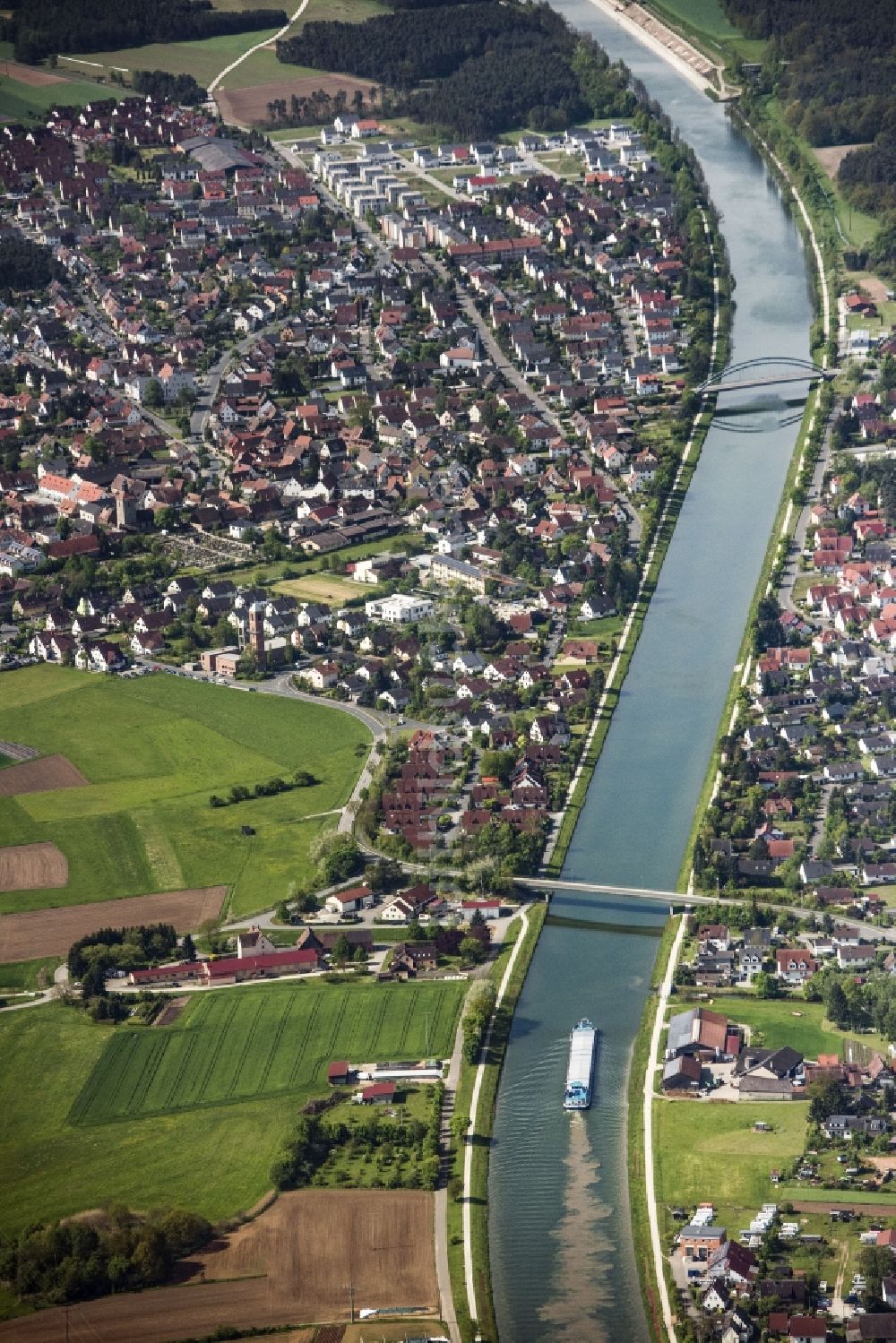Luftaufnahme Möhrendorf - Frachtschiff- und Schüttgutfrachter auf dem Flußverlauf der Seebach in Möhrendorf im Bundesland Bayern, Deutschland