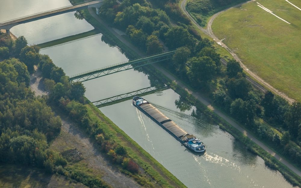Dorsten von oben - Frachtschiff- und Schüttgutfrachter auf dem Flußverlauf des Wesel-Datteln-Kanal in Dorsten im Bundesland Nordrhein-Westfalen, Deutschland
