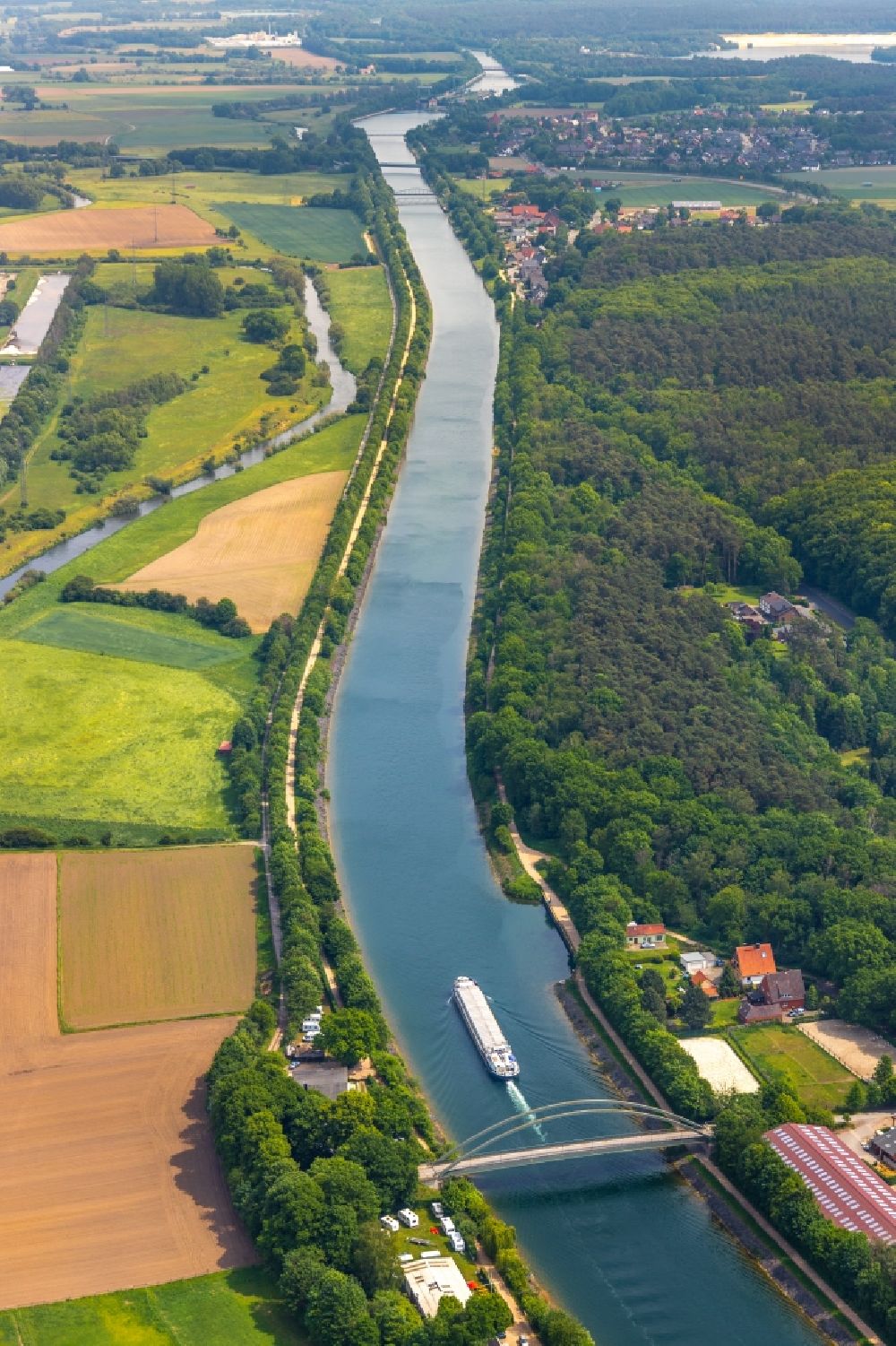 Luftaufnahme Haltern am See - Frachtschiff- und Schüttgutfrachter auf dem Flußverlauf des Wesel-Datteln-Kanal in Haltern am See im Bundesland Nordrhein-Westfalen, Deutschland