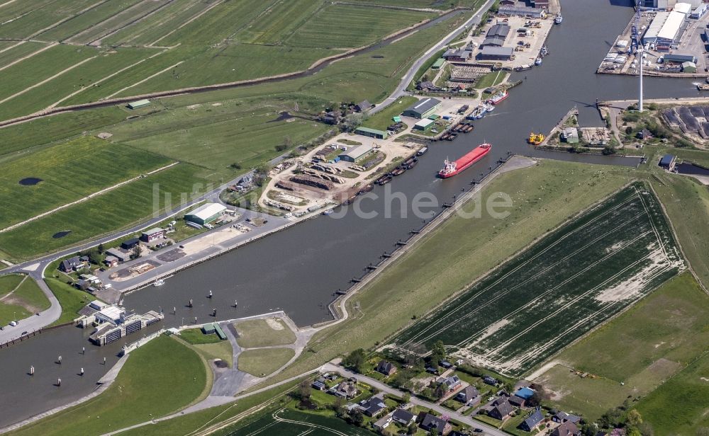 Luftbild Husum - Frachtschiff- und Schüttgutfrachter auf der Husumer Au mit Fahrtrichtung Hafen in Husum im Bundesland Schleswig-Holstein