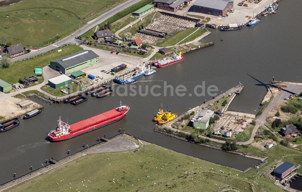 Luftaufnahme Husum - Frachtschiff- und Schüttgutfrachter auf der Husumer Au mit Fahrtrichtung Hafen in Husum im Bundesland Schleswig-Holstein