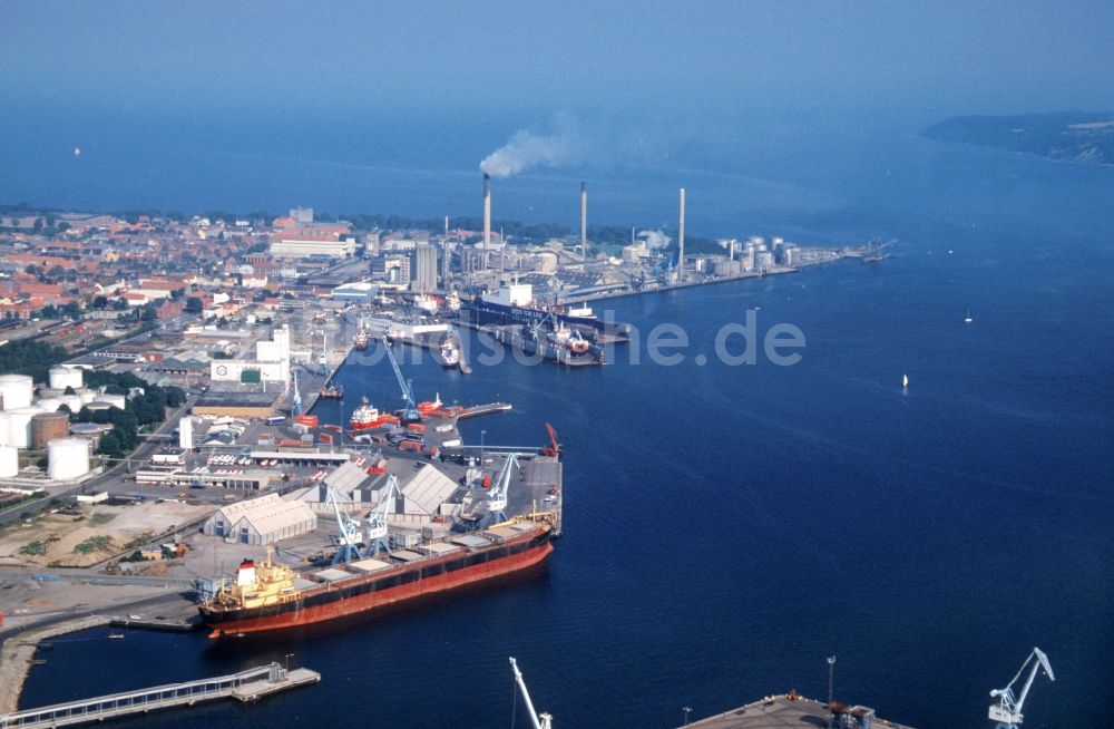 Fredericia aus der Vogelperspektive: Frachtschiff- und Schüttgutfrachter am Kai im Hafen in Fredericia in Region Syddanmark, Dänemark