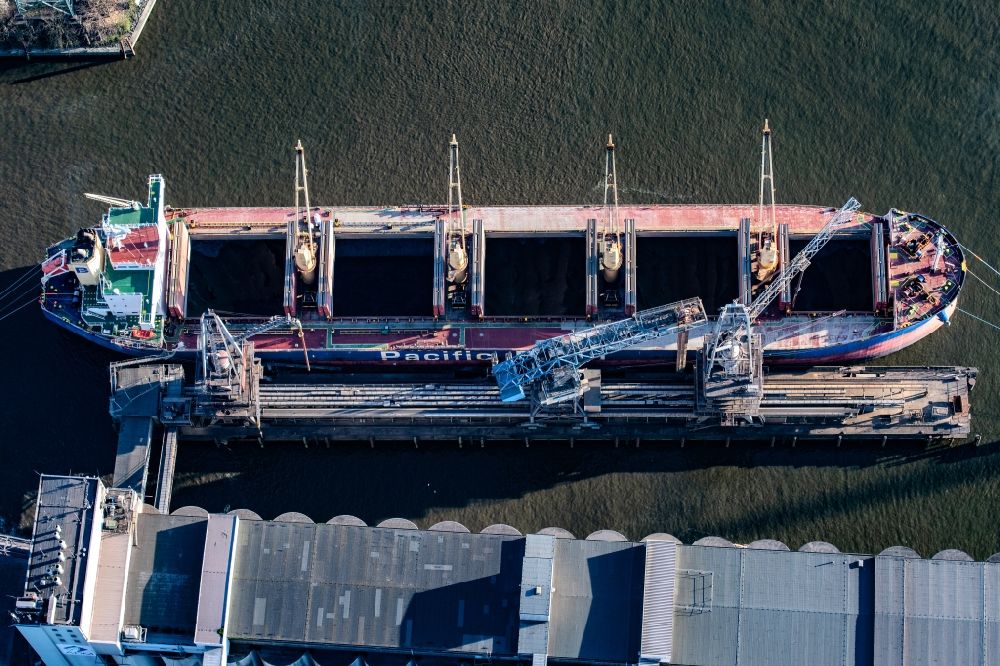 Luftbild Hamburg - Frachtschiff- und Schüttgutfrachter während der Beladung der ADM im Hafen im Ortsteil Wilhelmsburg in Hamburg, Deutschland