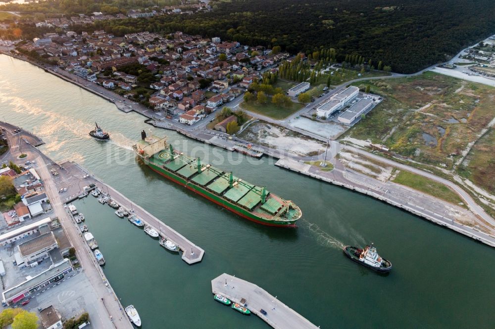 Luftaufnahme Marina di Ravenna - Frachtschiff- und Schüttgutfrachter zur Adria gechleppt in Marina di Ravenna in Emilia-Romagna, Italien