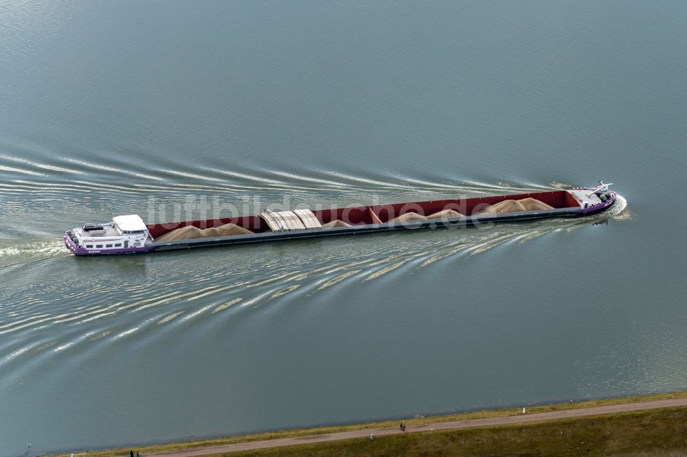 Daubensand von oben - Frachtschiff- und Schüttgutfrachter auf dem Flußverlauf des Rhein in Daubensand in Grand Est, Frankreich