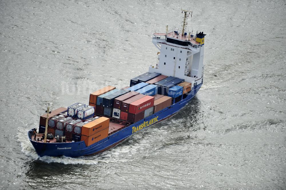 Neuendeich aus der Vogelperspektive: Frachtschiff TransNjord auf der Elbe