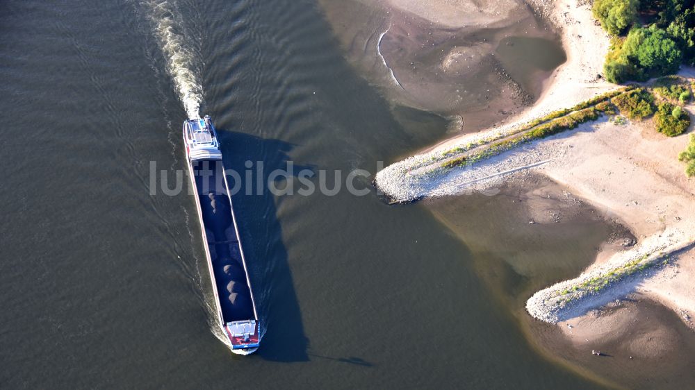 Luftaufnahme Bad Honnef - Frachtschiff mit verminderter Ladung wegen Niedrigwasser auf dem Rhein bei Bad Honnef im Bundesland Nordrhein-Westfalen, Deutschland