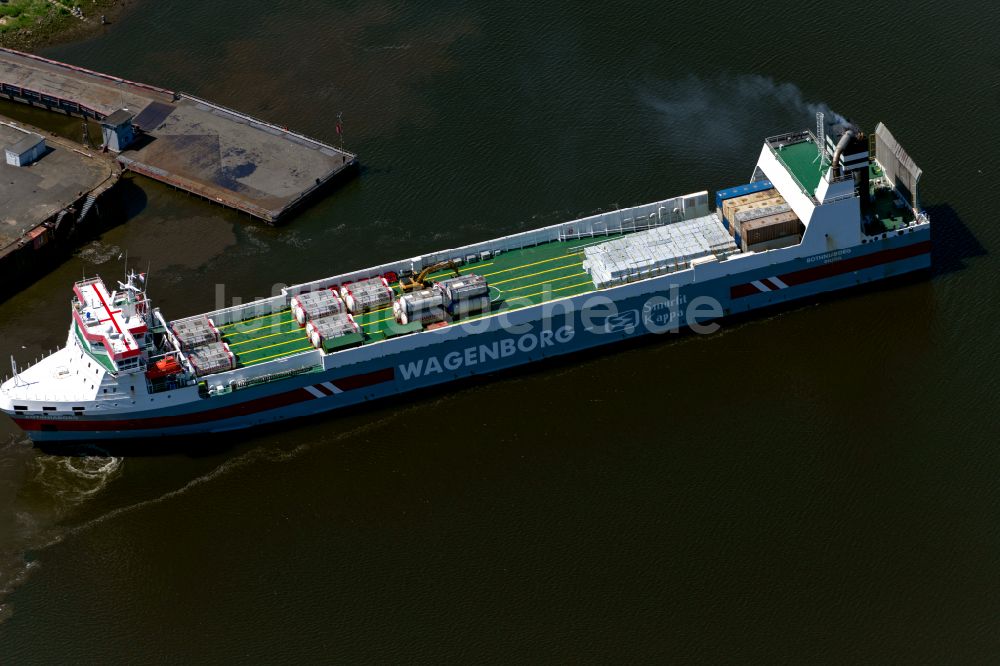 Luftbild Bremen - Frachtschiff Wagenborg auf der Weser bei der Einfahrt in den Neustädter Hafen in Bremen, Deutschland