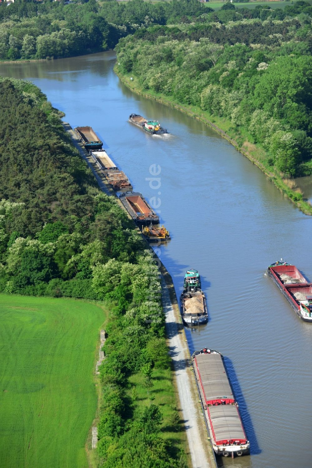 Luftbild Elbe-Parey - Frachtschiffe am Elbe-Havel-Kanal in Elbe-Parey im Bundesland Sachsen-Anhalt